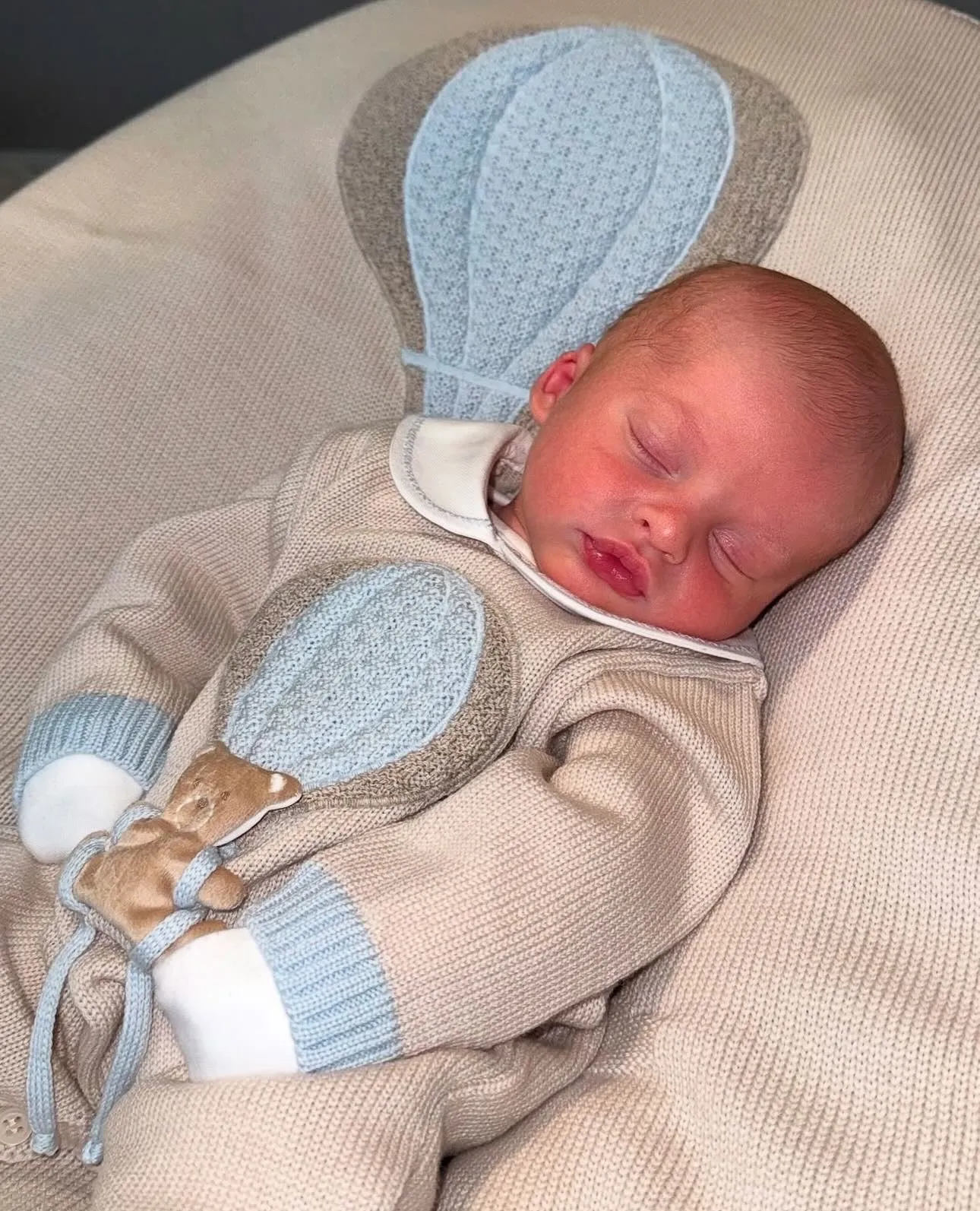 Beautiful knitted Merino Wool Cream/Blue Baby Romper with Bear/Air Ballon details.