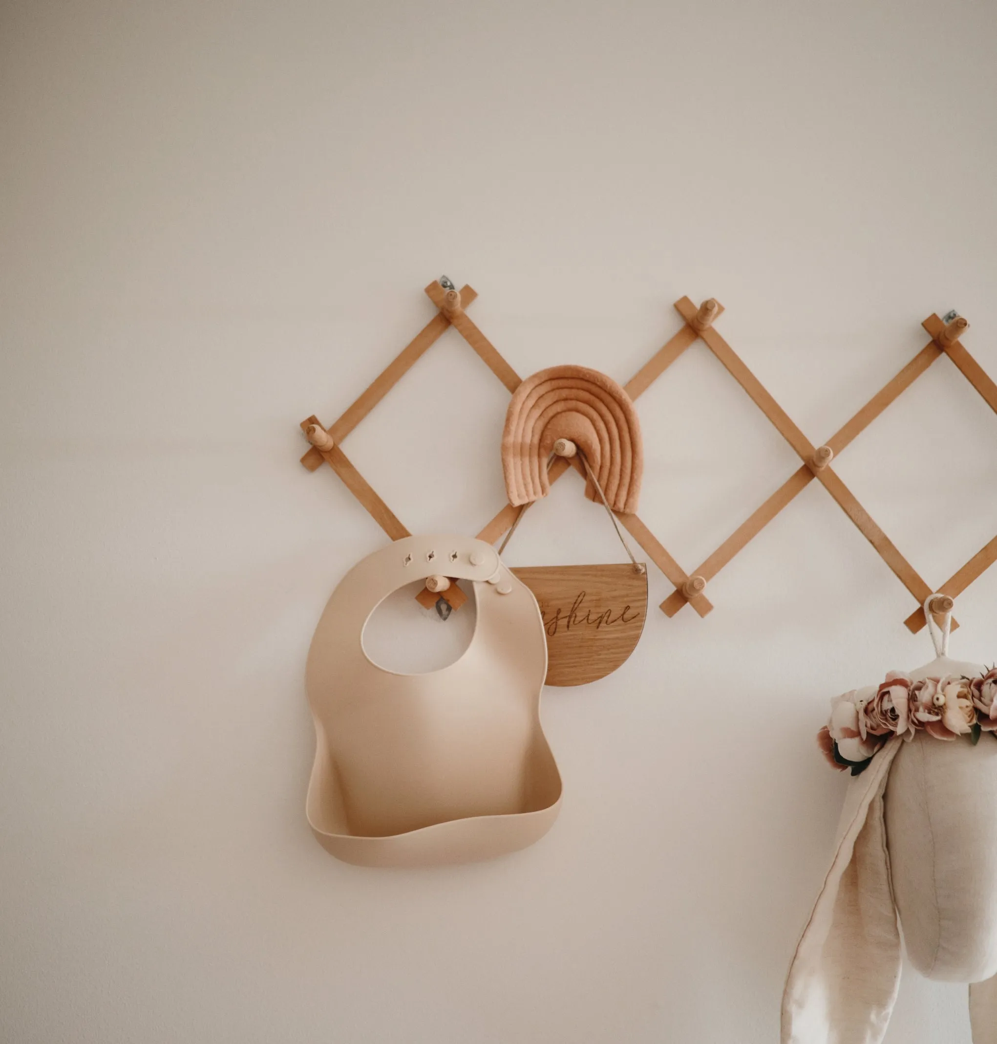 Mushie Silicone Baby Bib in Shifting Sand