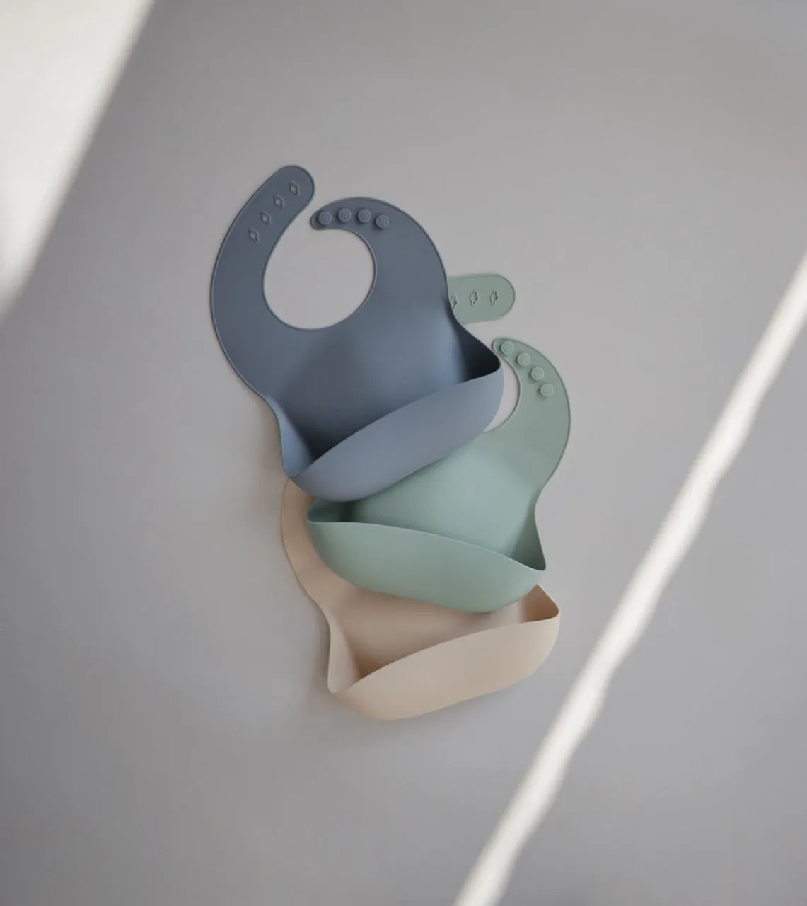 Mushie Silicone Baby Bib in Shifting Sand