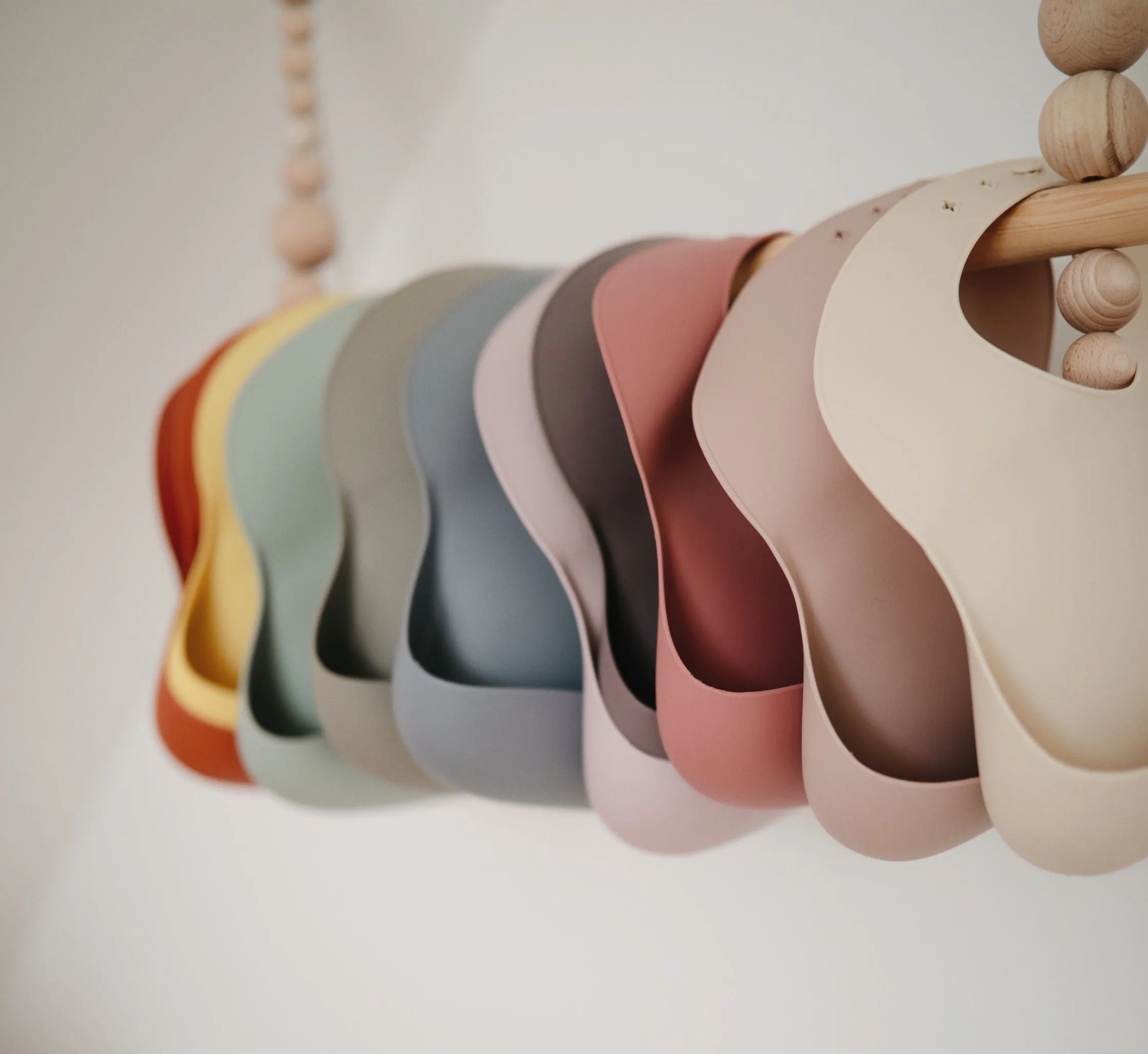 Mushie Silicone Baby Bib in Shifting Sand